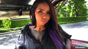 TukTukPatrol หนังxไทยเด็ดๆ Sara น้องซาร่ายากูซ่าเมืองไทยเข้าตาฝรั่งขอนัดเย็ดสักรอบให้มันจบๆไป พานั่งตุ๊กๆไปเที่ยวกินข้าวเหมือนเมียแต่ที่ไหนซื้อมา ก่อนพากลับไปเชือดที่โรงแรมหีดำก็ไม่สนเลียหมด