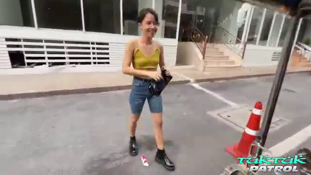 TukTukPatrol – Kitty หนังXไทย น้องคิดตี้สาวแว่นผมสั้น ขายบริการให้กับฝรั่งที่ดิลนัดเย็ด ไม่รอช้าเริ่มดูดควยเล้าโลมปลุกความเงี่ยน ชวนเล่นท่า69ให้ดูดหีเนียนๆ แอ่นหีให้ซอยก่อนปิดจ๊อบด้วยกินน้ำควย