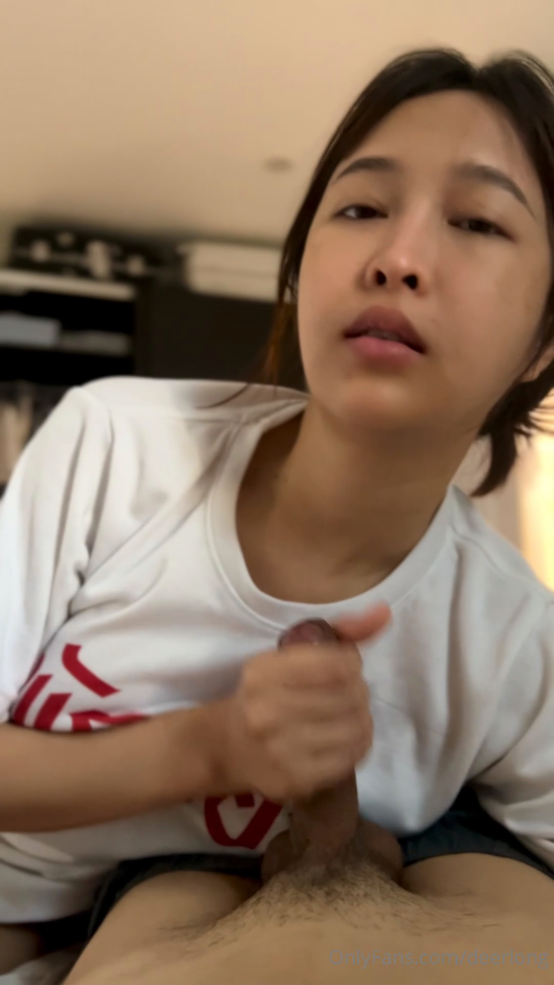 Deerlong คลิปหลุดเดียร์ลอง น้องกวางสาวแว่นหิวควยแต่เช้า ตำกระดอกชักว่าวให้พี่เทพ เสียวควยคิดว่าฝันเปียก ลุกขึ้นมาล้างหน้าไก่เลียหี จับเย็ดยับสะสางความเงี่ยน