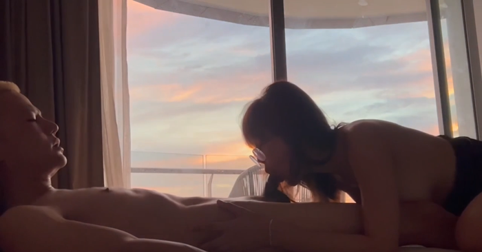 Onlyfans Deerlong คลิปหลุดเดียร์ลอง สาวแว่นกับคู่เทพคนโปรด เปิดห้องเย็ดริมวิวทะเล จับกระเด้าหียามเย็น แอ่นหีสวยๆ แล้วซอยท่าหมาจนตะวันตกดิน