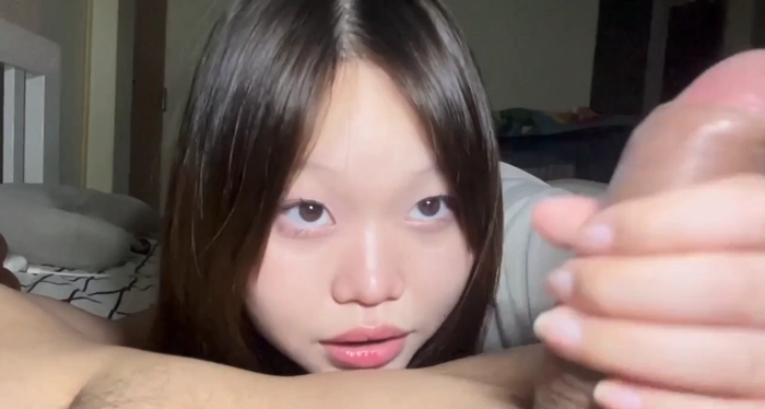 natnpnicha น้องแนทโม๊กควยแฟนก่อนเย็ดแตกใน สาวไทยน่ารักอวบแน่น ผิวขาวเนียนโดนซอยหีในห้องนอนจนน้ำไหล