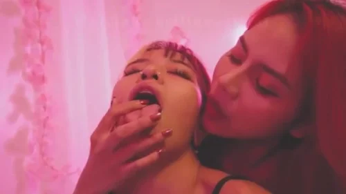 Onlyfans beiltymeilecat สาวไทยผิวขาวชวนเพื่อนเลสเบี้ยนเล่นเสียวในห้องนอนสองสาวเริ่มเลียเม็ดกันอย่างเสียว กัดแทะหีลูบคลำนมครางลั่นกระหึ่ม ก่อนซอยด้วยของเล่นเย็ดรัวจนแตกในแบบสดๆพุ่งกระจาย