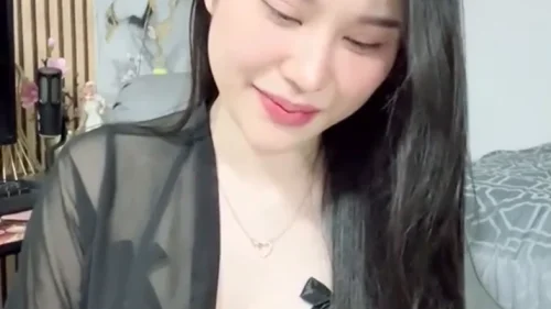 คลิปหลุด น้องเอิร์น สาวไทยนมโตโชว์เปล่าในคอนโด ถอดเสื้อแหย่เซ็กส์ทอยรุนแรง ร้องครางเสียว นมเด้งสั่น นอนน้ำแตกเต็มที่