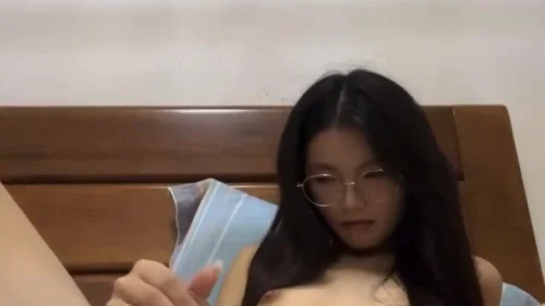 คลิปหลุด สาวแว่นคนไทย เงี่ยนจัดช่วยตัวเองเดี่ยวในห้องนอน หุ่นน่ารักใช้นิ้วแหวกหีเล่นเสียว ครางลั่นห้องน้ำหีไหลเยอะ แตกคาในตัวจนตัวสั่น